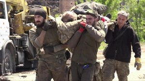 Эксклюзивные кадры сдачи в плен украинских боевиков и военнослужащих, заблокированных на «Азовстали»