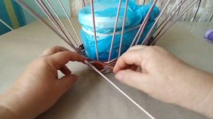 плетём корзину из бумажной лозы