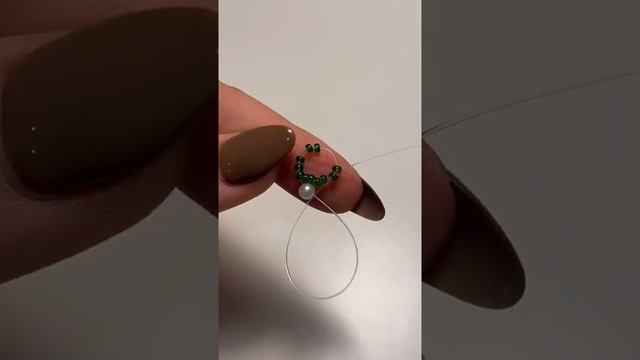 туториал на колечко с жемчужинками ☁️ колечко из бисера/ видео не моё смотреть онлайн