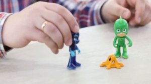 Игрушки.  Герои в масках