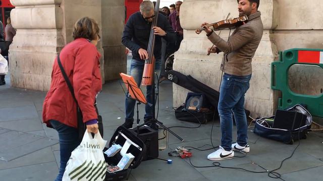 Beyonce, Hello (cover) - busking in the streets of London, UK смотреть онлайн