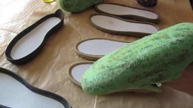 Как приклеить подошву к летним валенкам. Шаг 2 смотреть онлайн