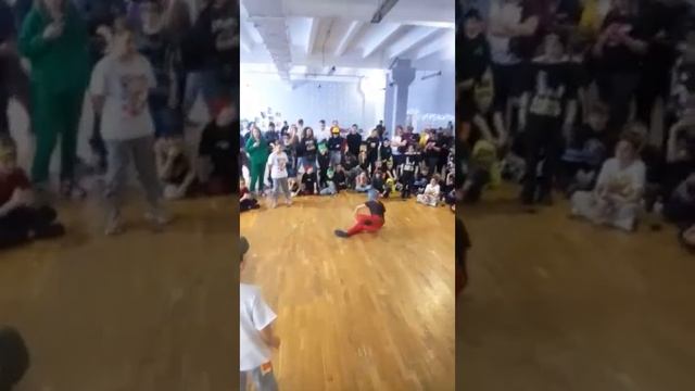 Breaking-dance battle (Журавлев Андрей,Душевский Семен,Кулагин Женя) смотреть онлайн