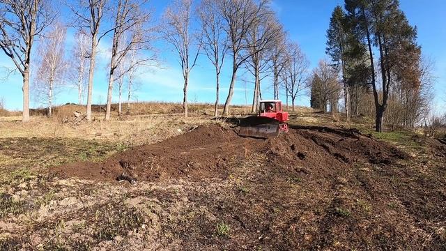 ДТ-75 в деле. Ровняю площадку под огород. смотреть онлайн