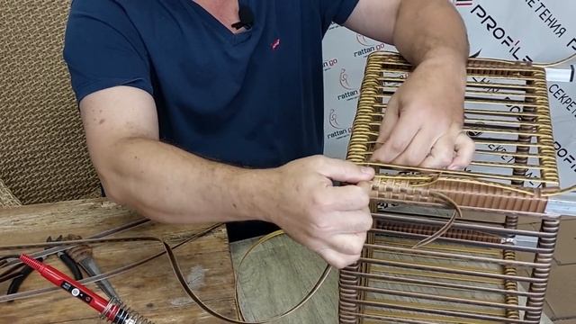 Плетение искусственным ротангом на каркасе из металла без пневмостеплера. смотреть онлайн