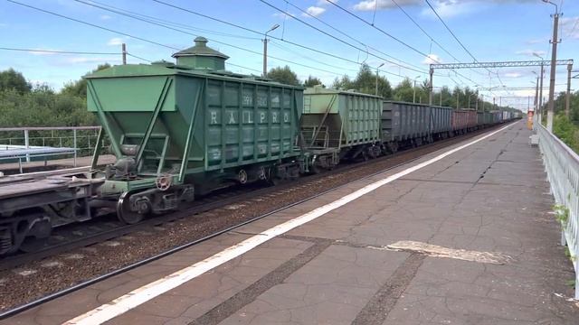 Грузовой поезд, платформа Запутная, на Москву. 31.07.2022 смотреть онлайн