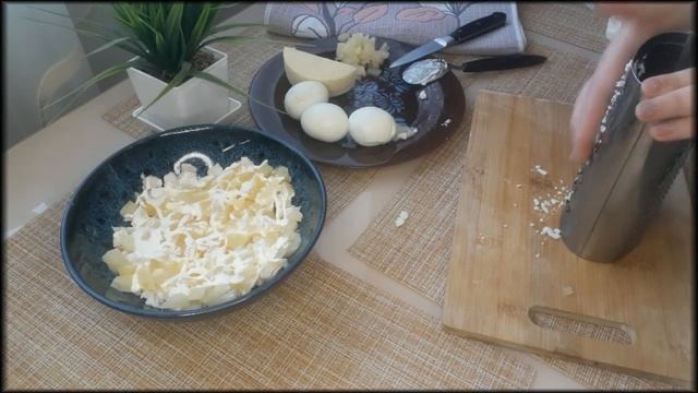 САЛАТ С КОПЧЕНОЙ КУРИНОЙ ГРУДКОЙ И АНАНАСОМ смотреть онлайн