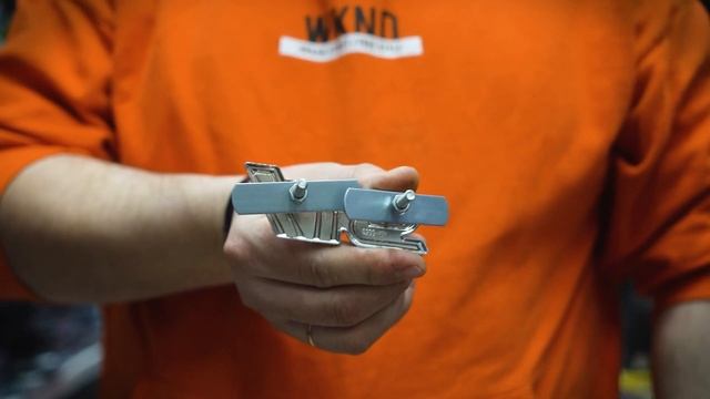 Шильдик на решетку радиатора STI смотреть онлайн