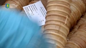 процесс изготовления вафельного мороженого в стаканчиках