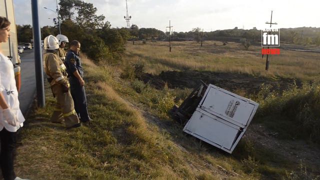 В Керчи грузовик упал с обрыва смотреть онлайн
