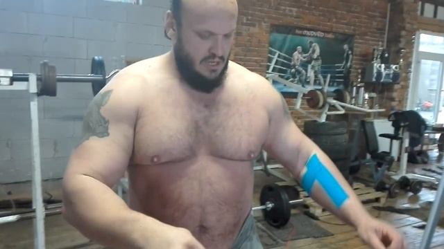 Bicepsy - zdravý 52cm, prasklý 50cm