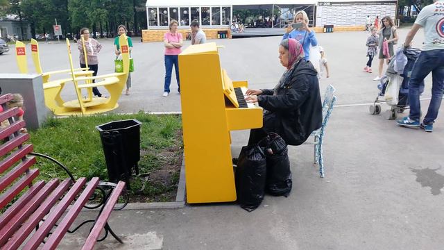 В Театральном сквере каждый день играет на пианино неизвестная женщина в чёрном смотреть онлайн