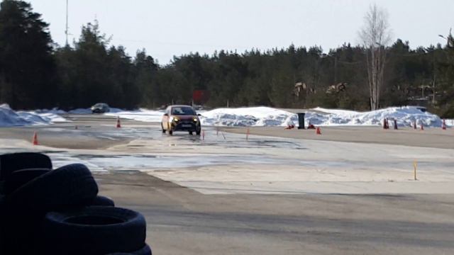 Курс "зимнего вождения" на площадке. Männiku Libedasõidu rada, Tallinn смотреть онлайн