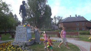 У памятника Н Н  Миклухо Маклаю в день его 175 летия