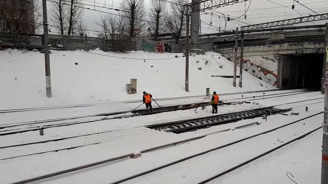 [РЖД] Чистка сжатым воздухом стрелочных переводов от снега. смотреть онлайн