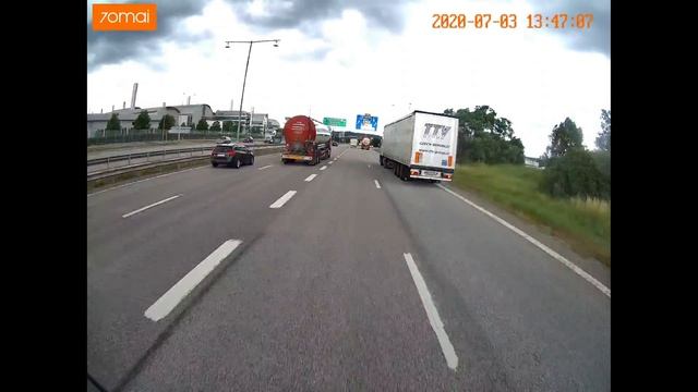 Truck Pushes Car off the Road!?? смотреть онлайн