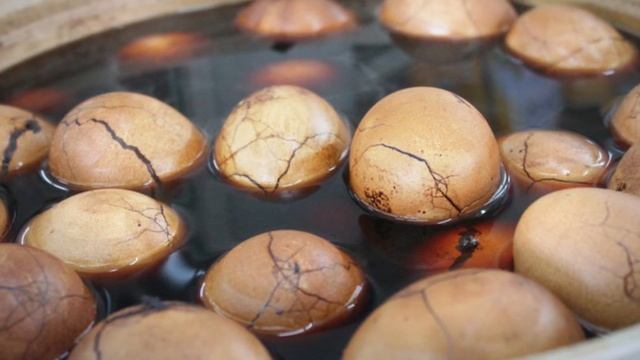 А как Вам такое блюдо Яйца Сваренные в МОЧЕ смотреть онлайн