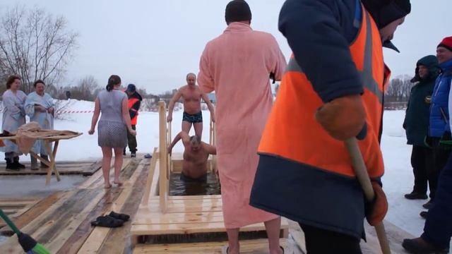 Закаливание холодной водой / Закаливание при простуде #закаливание #shorts.mp4 смотреть онлайн