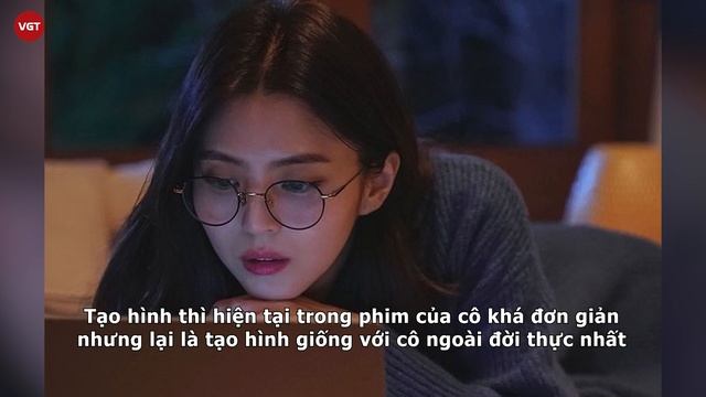 Han So Hee diện cây hồng chóe sánh đôi cùng tài tử The Heirs tại họp báo, combo visual đỉnh cao смотреть онлайн