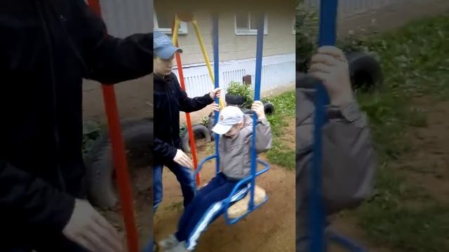 Данилка , Никитка , Илюшка мои дети гуляют и качаются на качели смотреть онлайн