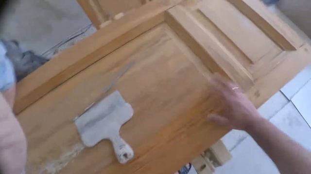 2. Ошкуривание дверей после чистки под шпаклевку. Как нарвать наждачную бумагу. смотреть онлайн