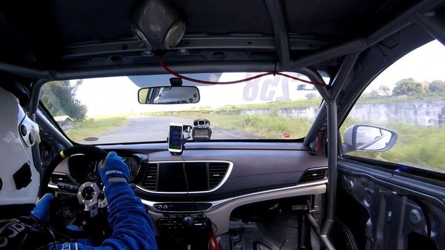 GAC Motor GA4 gets loose on the grass! смотреть онлайн