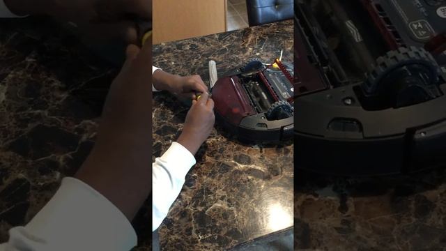 Roomba 880 Error 2- Fix Roomba's brush cages!! смотреть онлайн
