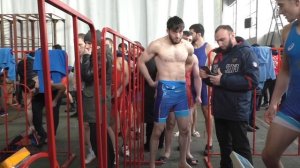 Взвешивание борцов до 79 кг.