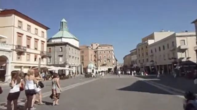 Rimini centro storico: Piazza dei tre martiri смотреть онлайн
