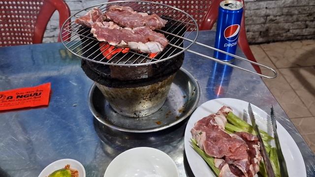 Подача мяса на жаровне во вьетнамском кафе
