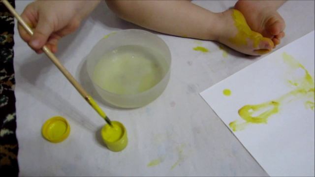 Лерочка, с причёской Фиксика-Симки) делает на память отпечатки ручки и ножки. Рисуем мордочку)) смотреть онлайн