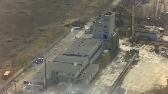 Обстреляли ополченцев из АГС. (возле ДАП) 03.2015 смотреть онлайн