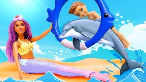 Кто быстрее плавает?  Игры для детей в куклы Барби