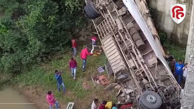 Jharkhand Bus Accident: झारखंड के Hazaribagh में भीषण हादसा, बस पलटने से 7 लोगों की मौत, 45 घायल смотреть онлайн
