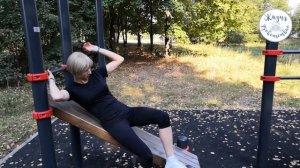 Тренировка на спортивной площадке. Простой и доступный комплекс упражнений для девушек.