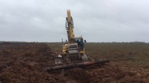 Работа экскаватора на сланях на болоте