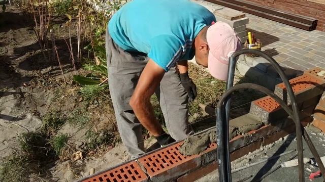 КИРПИЧНАЯ КЛАДКА ГАРАЖА-КУРЯТНИКА НА ЗАБОРЕ / ВОТ ЭТО НОМЕР!