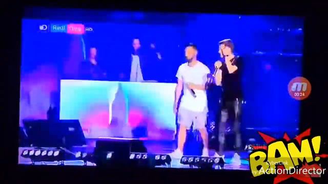 Gianni Morandi Vola da palco mentre canta con Fabio Rovazzi смотреть онлайн