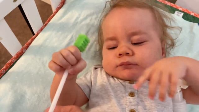 Как почистить зубки малышу. смотреть онлайн