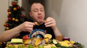 МУКБАНГ. ОБЖОР. СКУМБРИЯ ХОЛОДНОГО КОПЧЕНИЯ ЛЮКС, КАРТОШКА, ПОМИДОРИЩЕ. АСМР. MUKBANG. FISH.