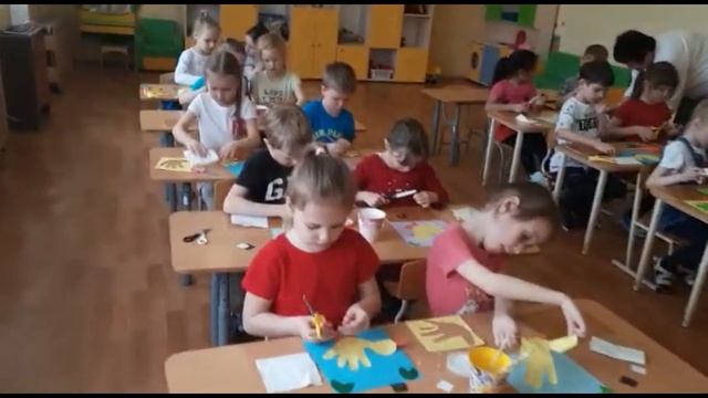 Видео фрагмент. Аппликация "Уточка". Нетрадиционный момент из ладошки смотреть онлайн