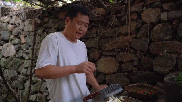 99%的人沒吃過的牛部位！ 二弟用辣椒炒著吃，滿滿一盤香辣下飯吃過癮｜Mukbang【鐵鍋視頻】 смотреть онлайн