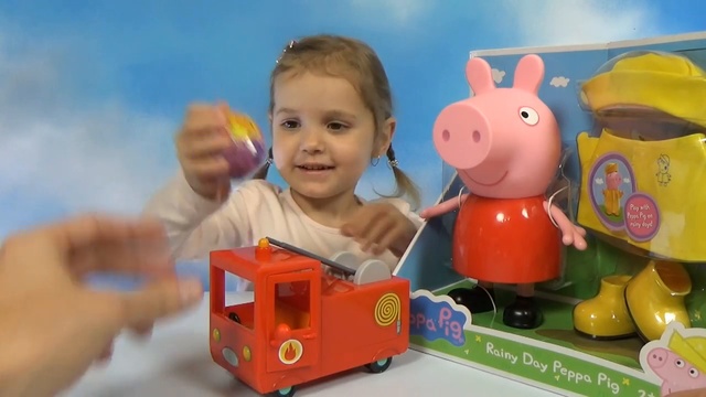 Свинка Пеппа гигант распаковка сюрпризов игрушки и пожарная машина Giant Peppa P смотреть онлайн