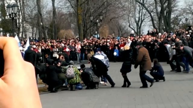 Эстафета Паралимпийского огня в Таганроге. Зажигание огня от костра.