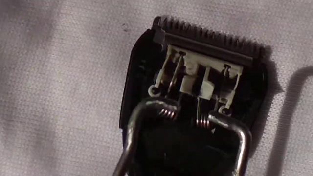 собрать Ножи на машинке для стрижки волос Phillips , вставить пружинку