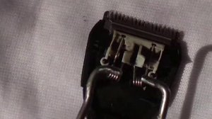 собрать Ножи на машинке для стрижки волос Phillips , вставить пружинку