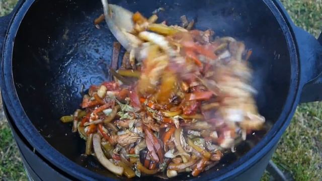 УДОН С МЯСОМ ПТИЦЫ И ОВОЩАМИ В КАЗАНЕ НА КОСТРЕ смотреть онлайн