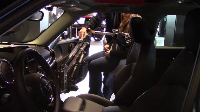 Multi-Lift lift entering 2017 Mini Cooper Clubman S - Interior view смотреть онлайн