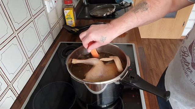 Готовим сами/ Всем привет! Сегодня готовим лапшу. Chicken Noodle Soup.