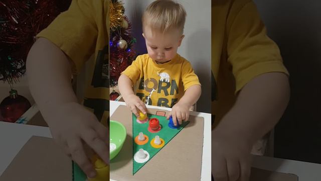 Ёлочное украшение из крышек от детских пюрешек. Даниэль 1.8 #творимвместе #новогодниеподелки